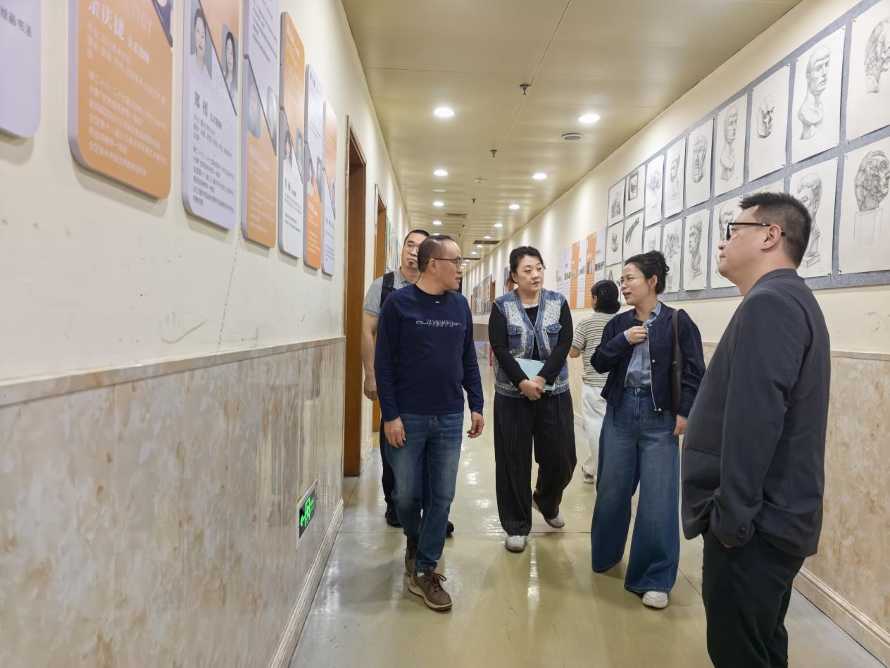 教育与艺术学院高羽院长带队赴重庆图书馆开展师范教育转型与老年教育创新调研交流